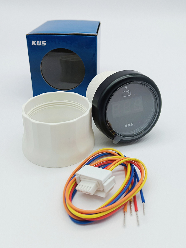 Вольтметр цифровой KUS (BB), 8-12-24-32 вольт, влагозащищенный IP67 измеритель для приборной панели / консоли в лодку, катер, яхту, вездеход, автодом, автомобильный