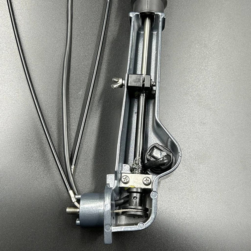 Румпель для лодочного мотора Ямаха F6-8 / 9.9-15 (Yamaha) в сборе с ручкой газа и тросом, применяется в моторных лодках с ПЛМ (каталожный номер 63V-42111-00-4D)