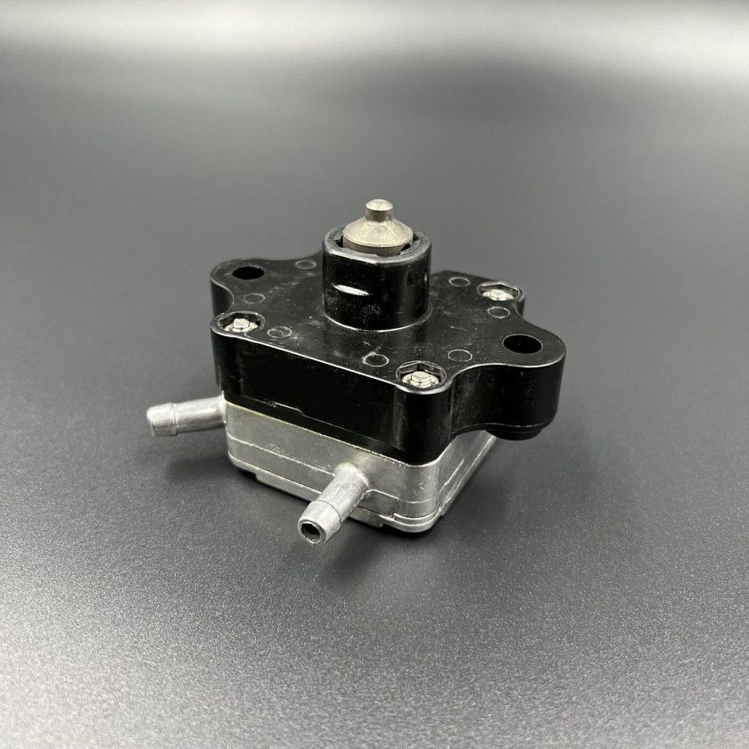 Для подвесного лодочного мотора Yamaha F9.9 / F15 насос топливный (бензонасос), применяется в моторных лодка с ПЛМ (каталожный номер 66M-24410-11)