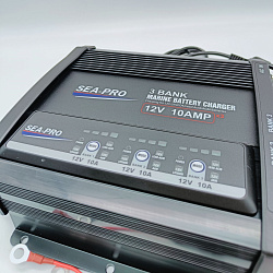 Зарядное устройство универсальное SEA-PRO ТЕ4-0331 (3х12В для LiFePo4, AGM, LEAD-ACID), 3 выхода 12 вольт, для трех типов АКБ на выбор тяговых / сервисных аккумуляторов / свинцово-кислотных батарей   